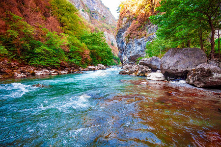 山区河流谷风景观图片