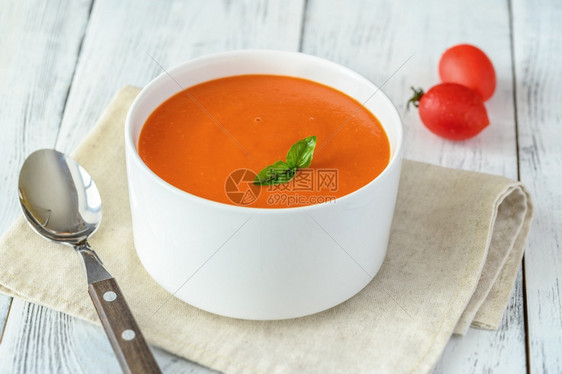 碗番茄汤和鱼酱关闭图片
