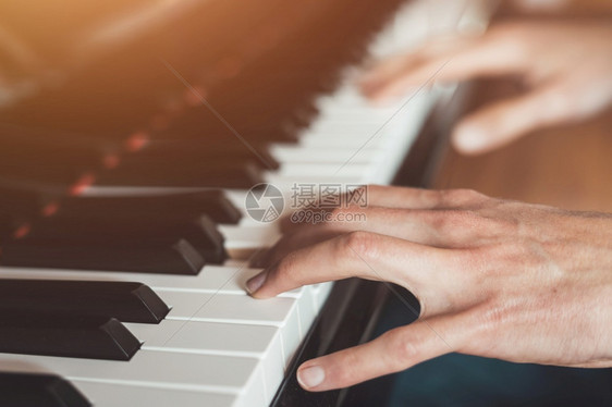 男人在家里弹钢琴和手图片