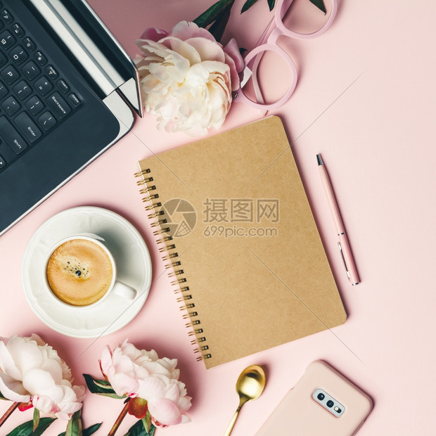 平面办公桌的博客工作空间模型上面有咖啡计算机花和粉红色背景的女饰品来自家庭概念的工作杂志社交媒体顶级观点图片