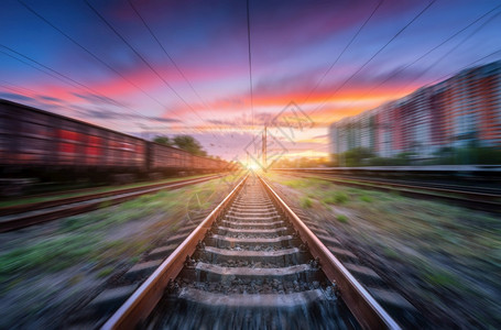 铁路和美丽的天空日落时云雾夏季运动模糊效应工业景观火车站和背景模糊铁路平台速度运动图片