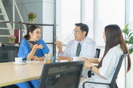 泰国亚洲医学生小组疗开会院集思广益会议电话讨论病人治疗问题诊断记录图片