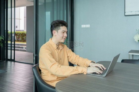 使用笔记本电脑的人在家会议室线工作学习科技设备概念图片