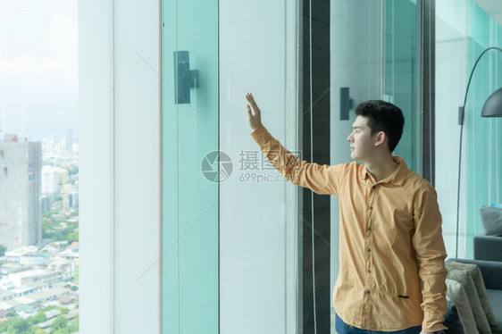 快乐笑的年轻亚洲商人肖像工作触摸和看的窗口在会议室公司办图片