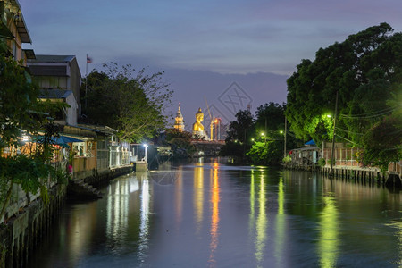 在泰国曼谷城市PharasiChanoen区的WatPaknamPhasiChanoenTemple的巨型金佛图片