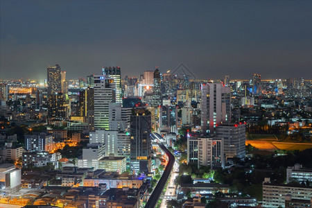 曼谷市中心天线泰国公路或街道的空中景象智能城市的金融区和商业夜里天梯和高楼大图片