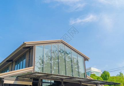 现代家庭或房屋建筑和窗户玻璃有蓝天树木的反射建筑外观设计装饰图片