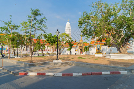 泰国曼谷市正午有蓝天的佛教寺庙WatRakhangKhositaram图片
