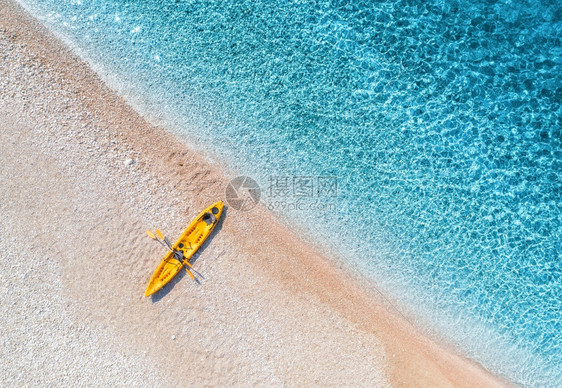在夏季阳光明媚的下海滨有透明的蓝水在克罗地亚旅行最亮的船景日落时有皮艇的陆地景观旅行图片
