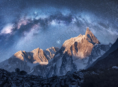 喜马拉雅山上的星空图片