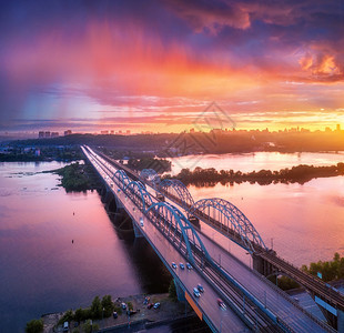 日落时美丽的桥梁图片