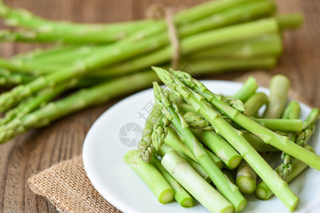 白板和木底被切片用于烹饪食物的新鲜绿树图片