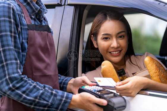 亚裔女肖像让移动支付无接触技术用于在线杂货订购和驱动Thu服务在科罗纳大流行后通过和在线食品是新流行的普通食品图片