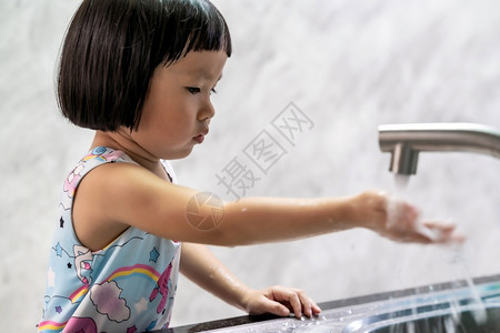 亚洲女孩洗手去卫生这种行为有利于健康护理和减少感染而冠状coronaviruscovid19流行图片