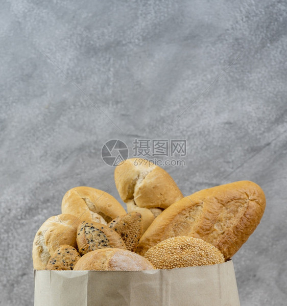 在灰色古老的阁楼背景面包食品和饮料以及杂货店交概念的可处置纸袋中装有各种面包图片