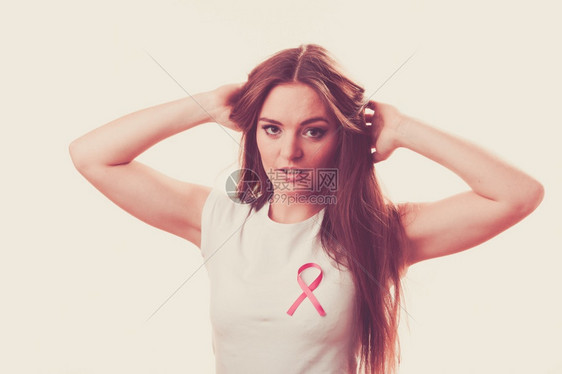 乳房上的粉色妇女癌症丝带保健医药和乳腺癌认识概念刻图像胸口上的粉色妇女癌症丝带胸口上的粉色妇女癌症丝带图片