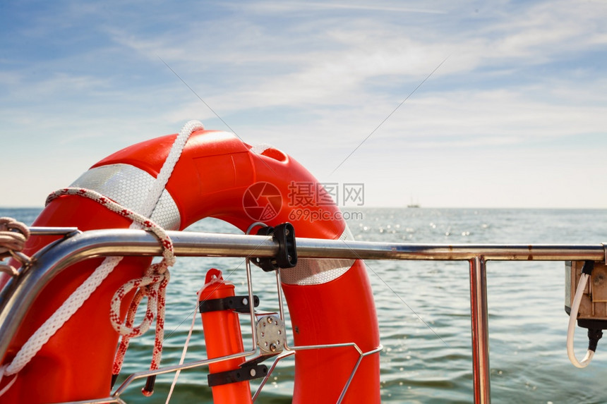 游轮在水上航行时帆船手扶轮上详细关闭救援环图片