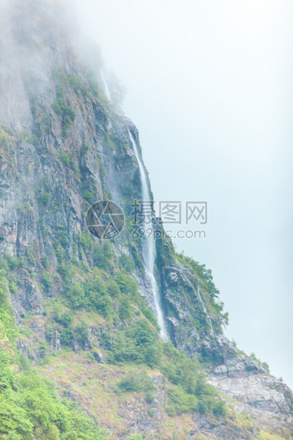 山上瀑布雾雨日美丽的绿色夏季风景旅行和游山地雾日挪威的瀑布图片