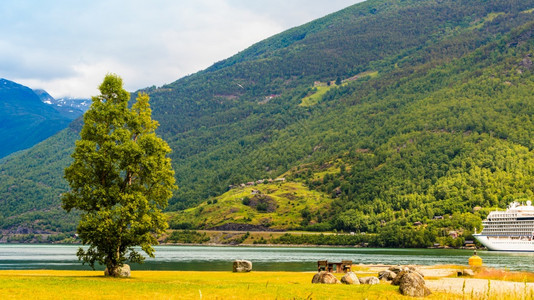 旅游度假和行在挪威斯堪的纳维亚弗拉姆挪威的FjordSognefjord的山地景观和大型游轮图片