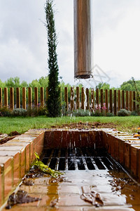 排水管道在雨后图片