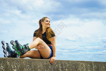 在户外穿溜冰鞋的年轻女子在阳光明媚的暑假休息时装适合年轻女子在户外穿溜冰鞋的合适女孩在外穿溜冰鞋的合适女孩在外边穿溜冰鞋的合适女图片