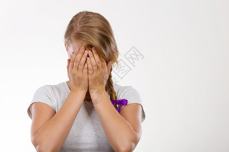 在学校的观念中恐惧欺凌在学校的观念中害羞少女用双手蒙住她的脸上