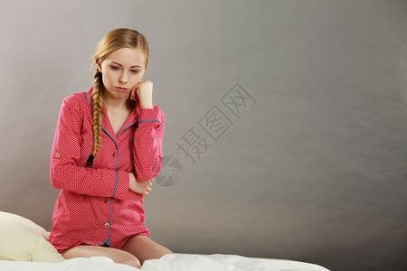 青少年问题概念轻少女坐在床上感到沮丧年轻少女坐在床上悲伤的少女坐在床上悲伤的少女坐在床上图片
