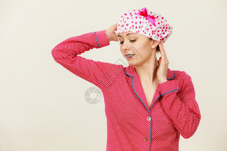 穿着粉红色睡衣和圆顶浴帽洗完澡后快乐的有趣女人穿着睡衣和浴帽的有趣女人图片