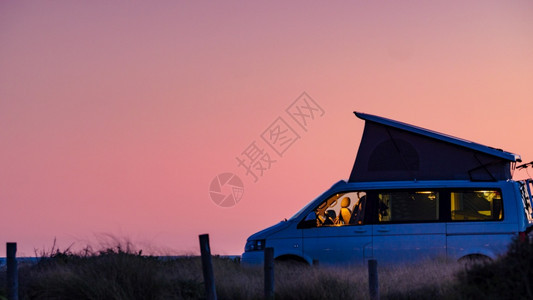 有帐篷顶的面包车在西班牙海岸露营图片