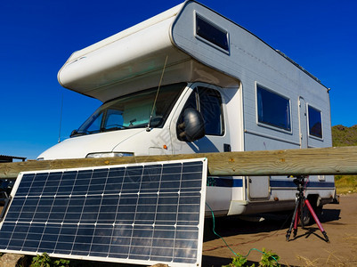 用便携式太阳能光伏电池板给露营房车充电图片