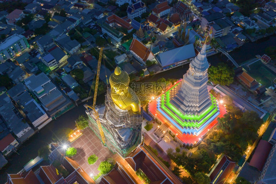 曼谷ChaoPhraya河的法西查罗安区WatPaknamPhasiChanoenTemple的巨金佛空中景象曼谷泰国城镇下图片