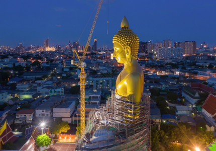 曼谷ChaoPhraya河的法西查罗安区WatPaknamPhasiChanoenTemple的巨金佛空中景象曼谷泰国城镇下图片