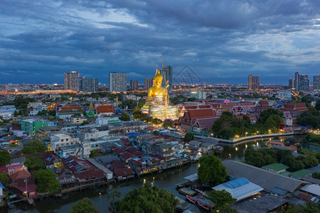 曼谷ChaoPhraya河的法西查罗安区WatPaknamPhasiChanoenTemple的巨金佛空中景象曼谷泰国城镇下图片