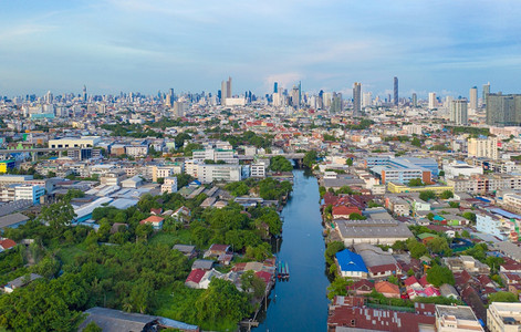 泰国曼谷市中心天线ChaoPhraya河的空中景象金融区和智能城市的商业中心天桥和蓝高楼建筑图片