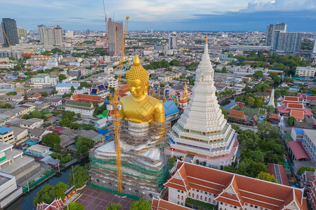 曼谷ChaoPhraya河法西查罗安区WatPaknamPhasiChanoenTemple的巨金佛空中景象曼谷泰国城市下图片