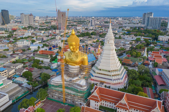 曼谷ChaoPhraya河法西查罗安区WatPaknamPhasiChanoenTemple的巨金佛空中景象曼谷泰国城市下图片