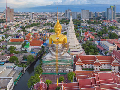 曼谷ChaoPhraya河法西查罗安区WatPaknamPhasiChanoenTemple的巨金佛空中景象曼谷泰国城市下图片