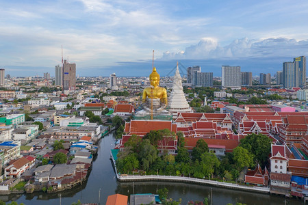 曼谷ChaoPhraya河法西查罗安区WatPaknamPhasiChanoenTemple的巨金佛空中景象曼谷泰国城市下图片