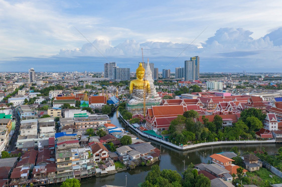 曼谷ChaoPhraya河法西查罗安区WatPaknamPhasiChanoenTemple的巨金佛空中景象曼谷泰国城市下图片