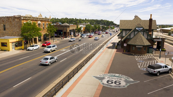 Flagstastaff亚利桑那州美国2019年8月日交通让它和沿美国亚利桑那州2019年的Flagstaff6号公路经过火车站图片