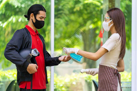 餐厅服务员在排队前先把清洁剂凝胶推给送货员卫生图片