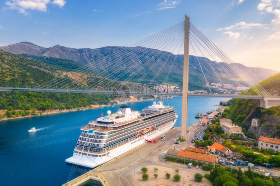 克罗地亚杜布夫尼克港夏季风景包括公路船只港口城市山区蓝海豪华游轮图片