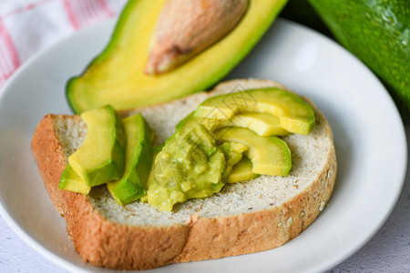 白色面包Avocado切片和在白板底的avocado烤面包水果健康食品概念avocado泥背景