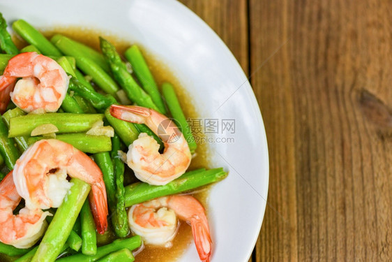 Asparagus虾海食品烹饪健康Stir油炸虾白板和木制桌底有绿图片