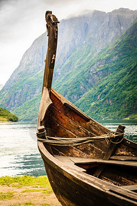 诺韦吉亚岛海岸上的旧木制维京船山和fjordSognefjord旅游和概念诺韦吉亚岛旧木制维京船图片