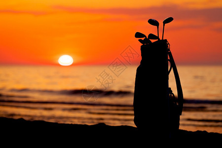海水温暖橙色和红以及带高尔夫俱乐部设备的袋式高尔夫球杆的温暖橙色和红以及高尔夫俱乐部设备图片