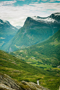 旅游度假和夏季山地景观和顶的雪峰挪威斯堪的纳维亚挪威山地景观图片