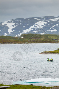 旅游度假和行湖中的人划艇夏天在挪威豪凯利湖图片