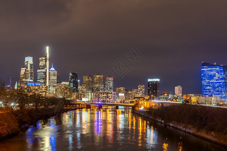 费城市风景摩天大楼际线在费城市中心的菲沿河建造日落图片