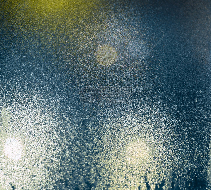 带有城市灯光的湿玻璃上水滴图片